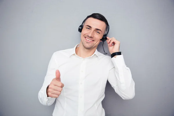 Operador masculino feliz mostrando polegar para cima — Fotografia de Stock