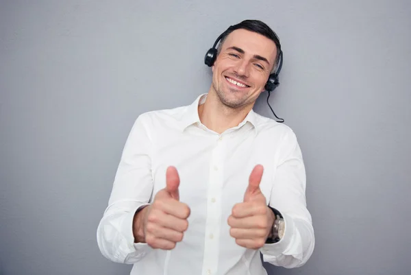 Feliz operador masculino mostrando pulgares hacia arriba —  Fotos de Stock