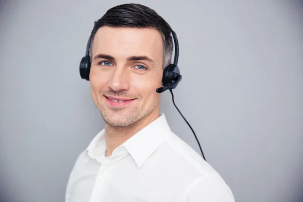 Feliz joven hombre de negocios en auriculares — Foto de Stock