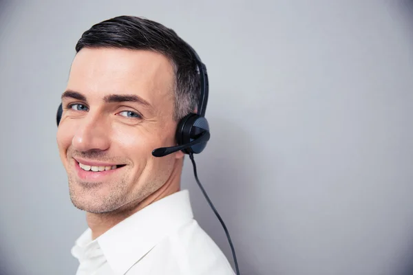 Hombre de negocios alegre en auriculares — Foto de Stock