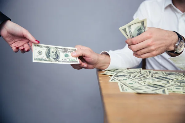 Male hand giving money to female hand — Stock Photo, Image