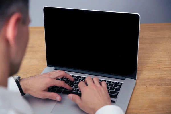 Geschäftsmann benutzt Laptop mit leerem Bildschirm — Stockfoto