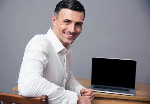 Businessman sitting at the table with blank laptop screen — Stock Photo, Image