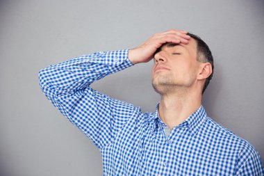 Adamın başı ağrıyor.