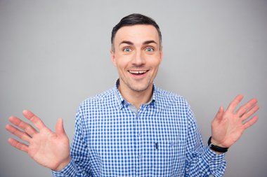 Kameraya bakan gülümseyen bir adamın portresi. 