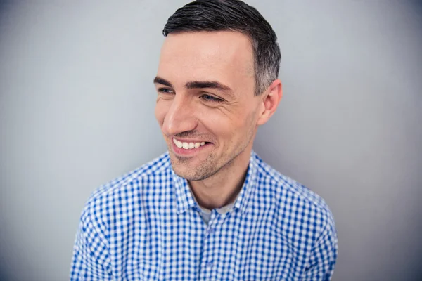 Retrato de un hombre sonriente mirando hacia otro lado —  Fotos de Stock