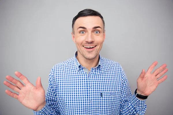 Ritratto di un uomo sorridente che guarda la macchina fotografica — Foto Stock