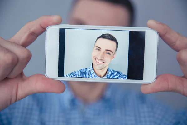 Glad man gör selfie Foto — Stockfoto