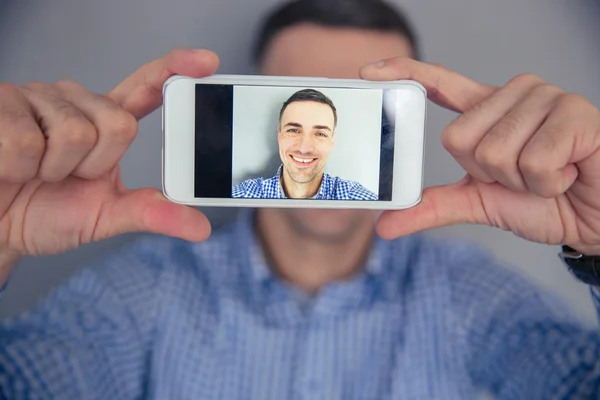 Glimlachende man die selfie foto — Stockfoto