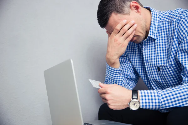 Hombre molesto con tarjeta de crédito —  Fotos de Stock