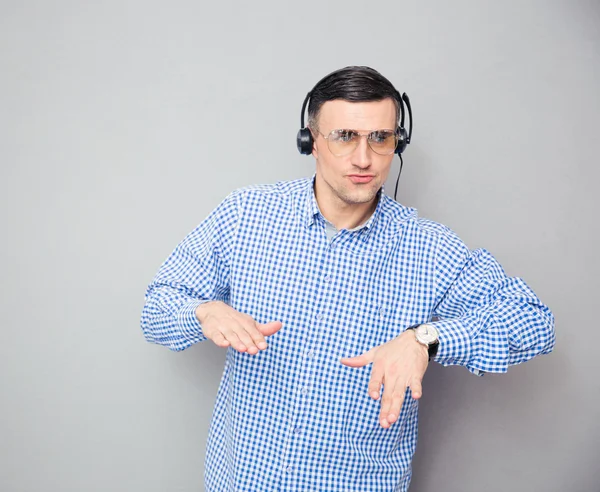 Portret van een stijlvolle man in glazen en hoofdtelefoon — Stockfoto