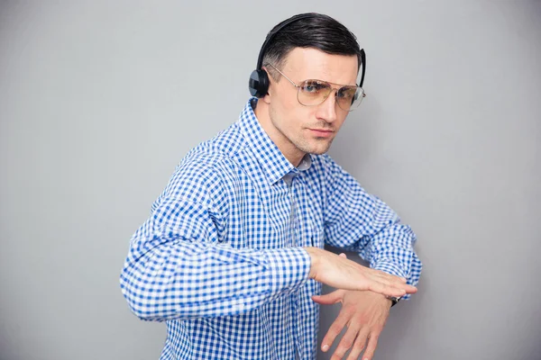 POrtrait de um homem elegante em óculos e fones de ouvido — Fotografia de Stock