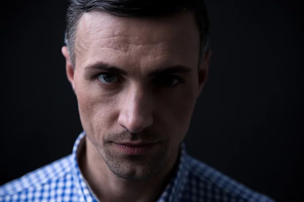 Retrato de um homem bonito olhando para a câmera — Fotografia de Stock