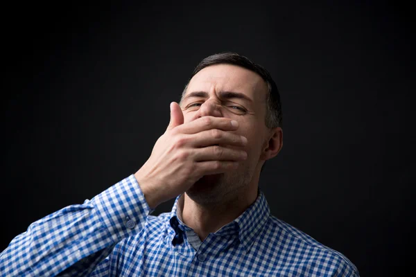 Portret van een man geeuwen — Stockfoto