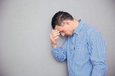 dalgın, genç bir adam portresi