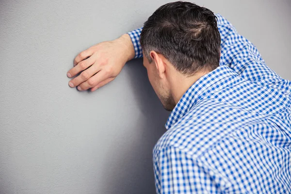 Hombre apoyado en la pared —  Fotos de Stock