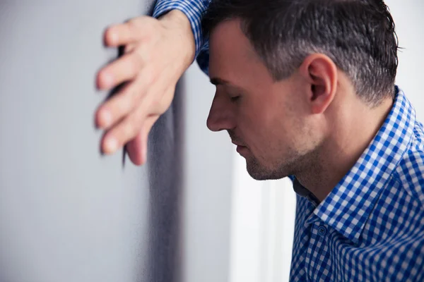 Hombre apoyado en la pared — Foto de Stock