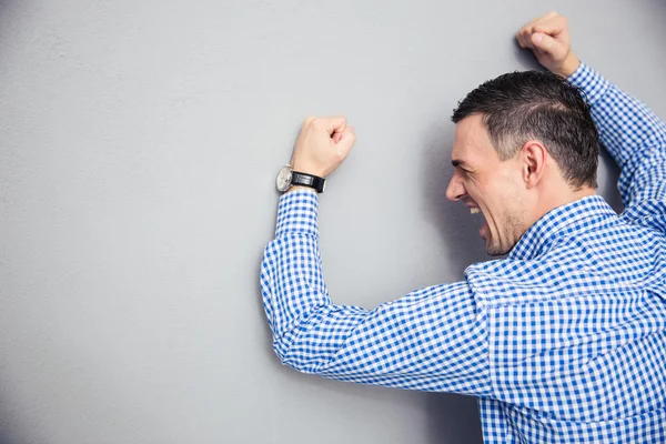 Rozhněvaný muž udeří zeď — Stock fotografie