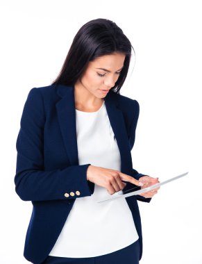 Genç sevimli işkadını tablet bilgisayar kullanarak