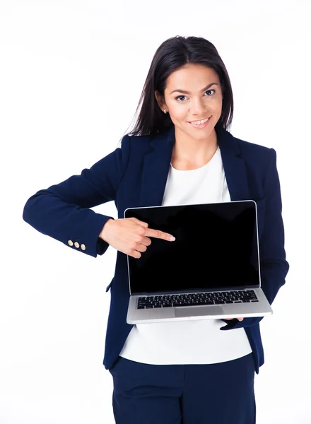 Lächelnde Geschäftsfrau zeigt auf den leeren Laptop-Bildschirm — Stockfoto