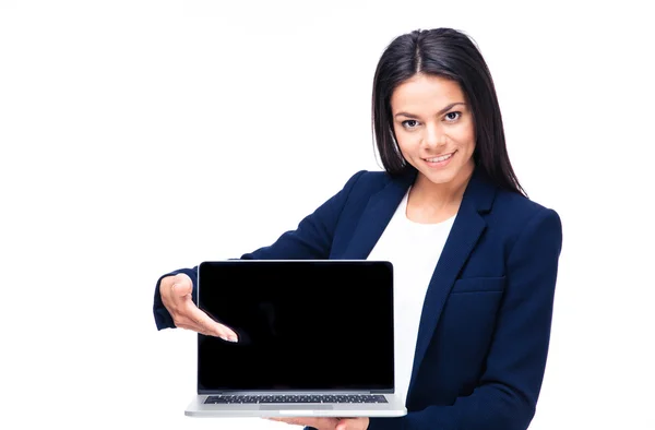 Счастливая деловая женщина представляет что-то на ноутбуке — стоковое фото