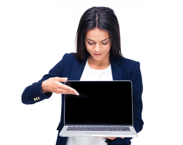 Heureuse femme d'affaires pointant sur l'écran vierge de l'ordinateur portable — Photo