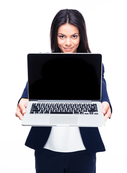 Szczęśliwa kobieta prezentuje laptopa — Zdjęcie stockowe