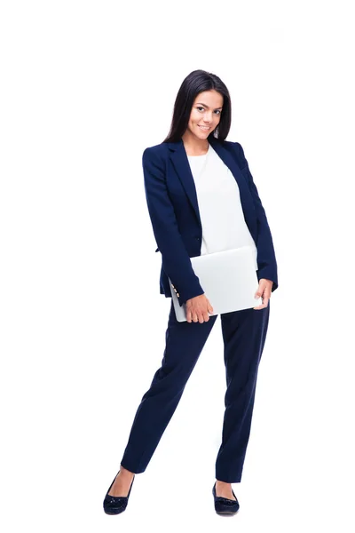 Full längd porträtt av en affärskvinna med laptop — Stockfoto