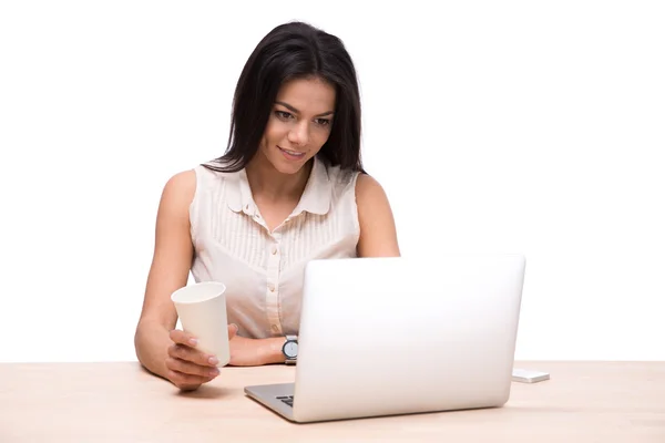 Wanita pengusaha bahagia yang duduk di meja dengan laptop — Stok Foto