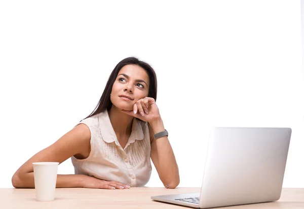 Empresária sentada à mesa com laptop — Fotografia de Stock