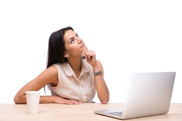 Empresária sentada à mesa com laptop — Fotografia de Stock