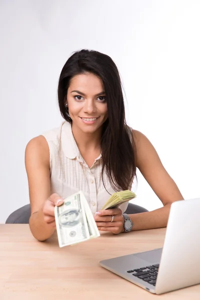 Geschäftsfrau sitzt am Tisch und gibt Geld — Stockfoto