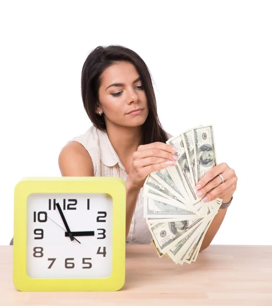 Happy affärskvinna sitter vid bordet med pengar — Stockfoto
