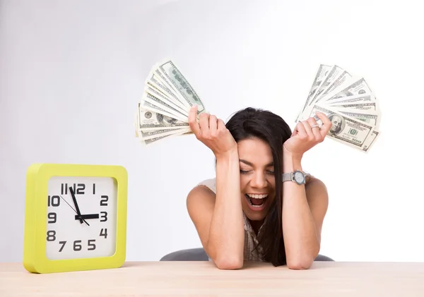 Rindo empresária sentada à mesa com dinheiro — Fotografia de Stock