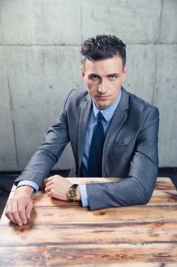 masada oturan kendine güvenen iş adamı