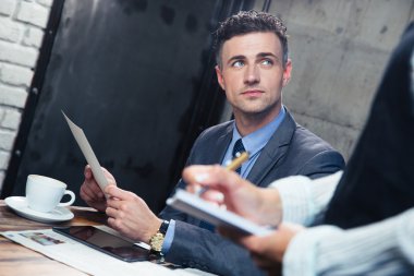 Adam restoranda sipariş verme