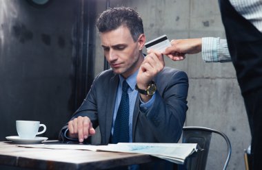 Adam restoranda kredi kartı ile ödeme