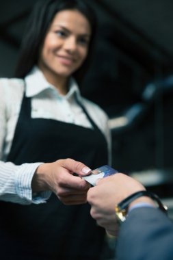 Kadın garson kafede banka kartı veren adam