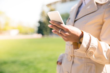 Akıllı telefon tutan bir kadın.