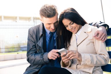 Mutlu güzel çift Smartphone birlikte kullanma