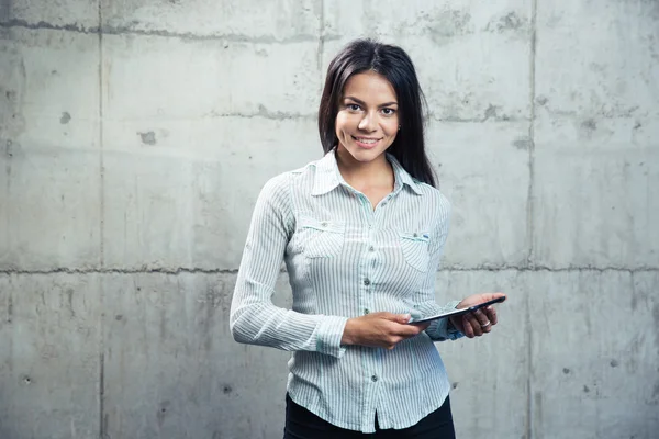 Empresária sorridente com computador tablet — Fotografia de Stock