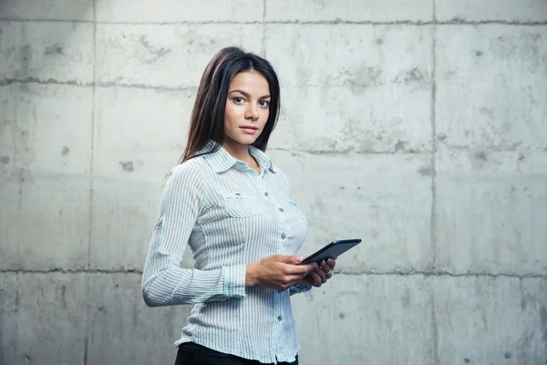 Hermosa mujer de negocios con tableta — Foto de Stock