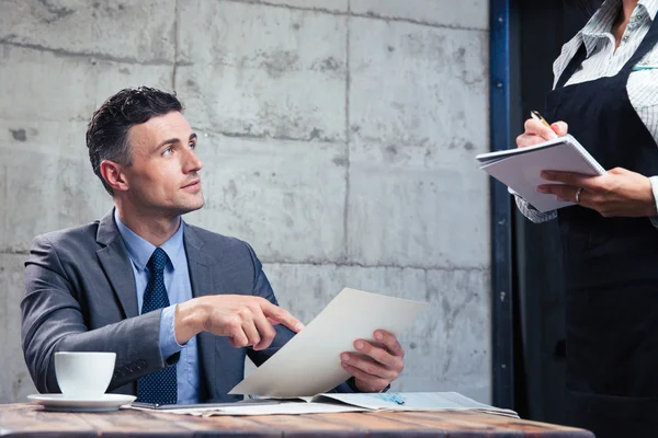 Man making order at restaurant — Stock Photo, Image