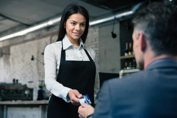 Man die betaalt met een creditcard — Stockfoto