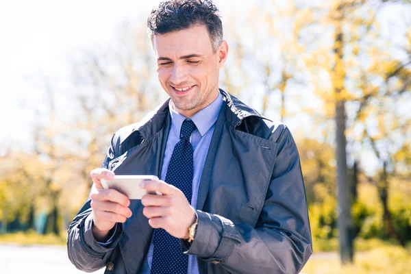 Hombre de negocios feliz usando teléfono inteligente — Foto de Stock