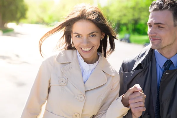 Portrait d'un couple souriant à l'extérieur — Photo