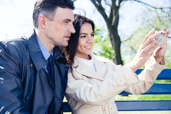 Casal alegre fazendo foto selfie — Fotografia de Stock