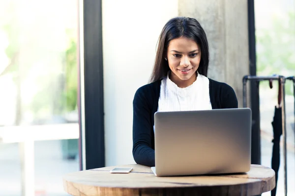 Donna d'affari allegra che usa il computer portatile in caffè — Foto Stock