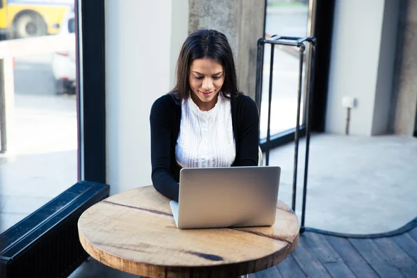 Atractiva mujer de negocios utilizando el ordenador portátil en la cafetería — Foto de Stock