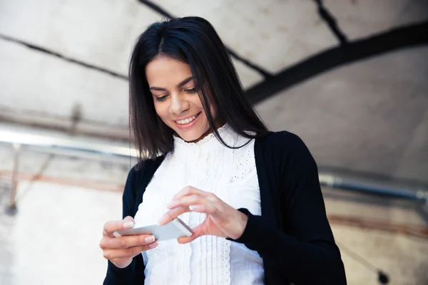 Feliz mujer de negocios usando smartphone en la cafetería — Foto de Stock